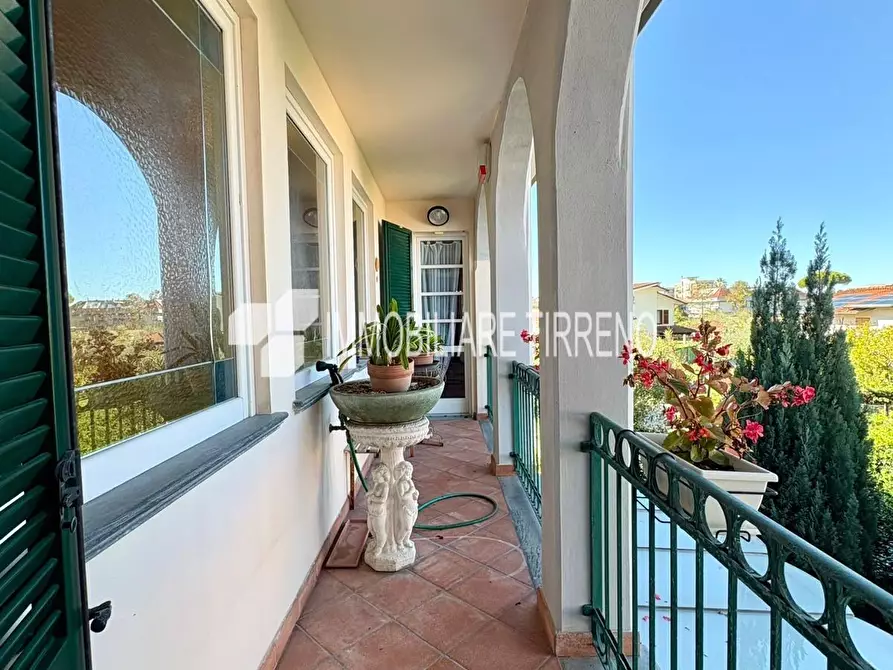 Immagine 14 di Villa in vendita  a Massa