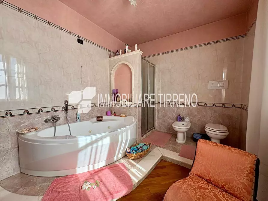 Immagine 17 di Villa in vendita  a Massa