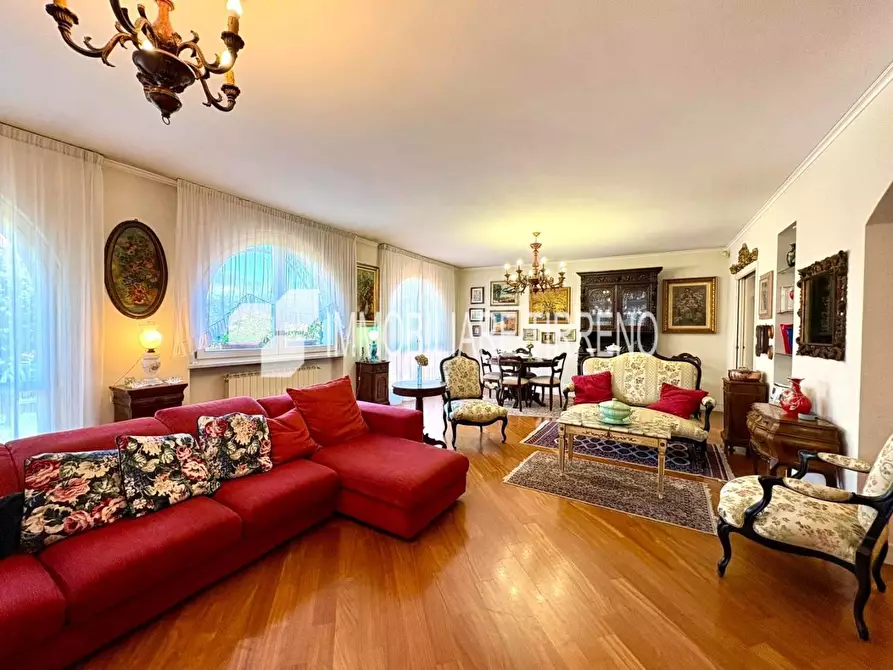 Immagine 1 di Villa in vendita  a Massa