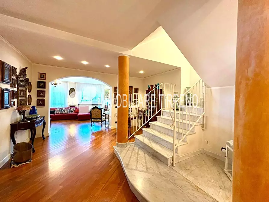 Immagine 5 di Villa in vendita  a Massa