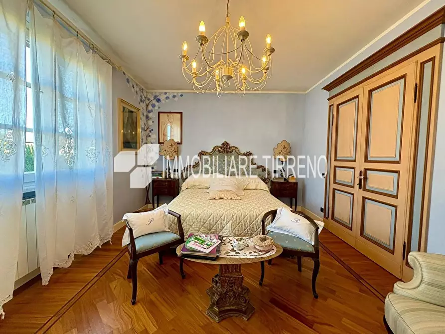 Immagine 10 di Villa in vendita  a Massa