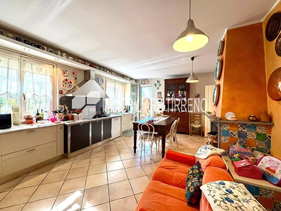 Immagine 3 di Villa in vendita  a Massa