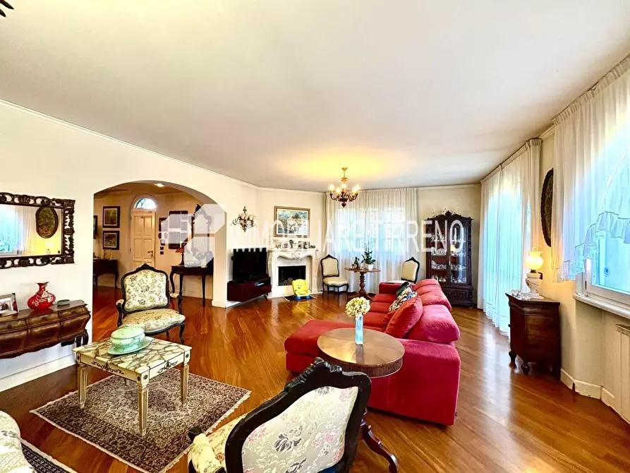 Immagine 2 di Villa in vendita  a Massa