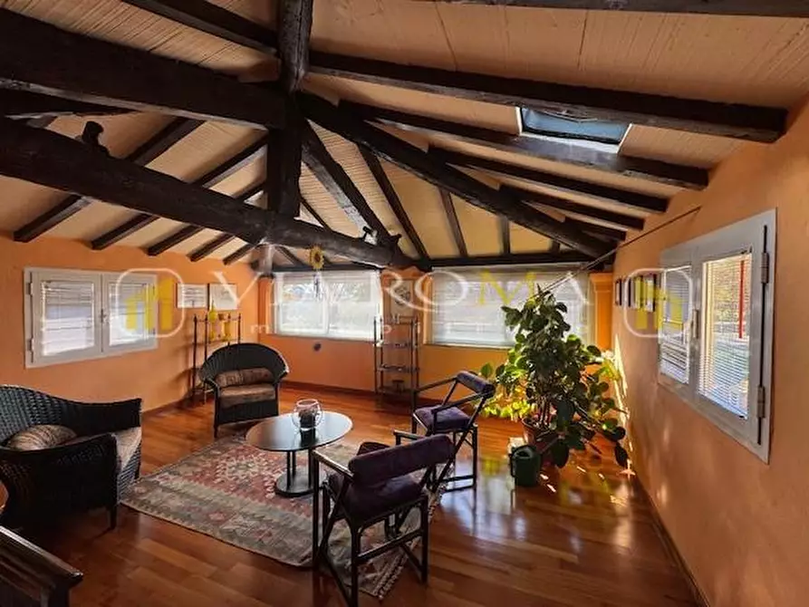 Immagine 13 di Appartamento in vendita  a Lucca