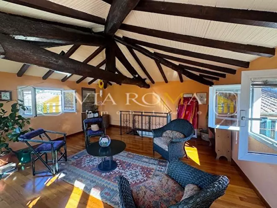 Immagine 15 di Appartamento in vendita  a Lucca