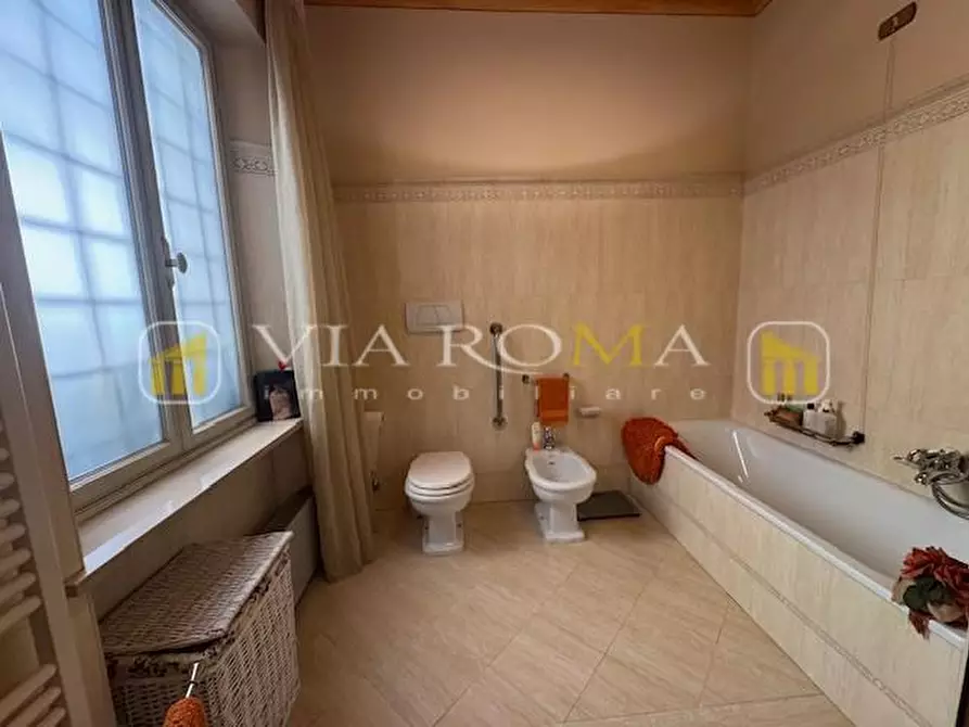 Immagine 10 di Appartamento in vendita  a Lucca