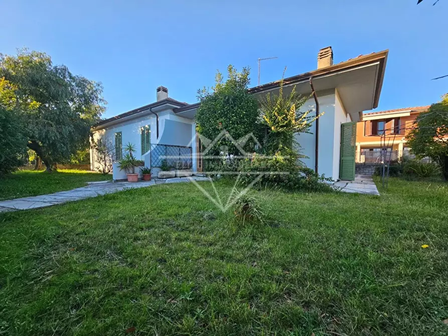 Immagine 1 di Casa indipendente in vendita  a Carrara