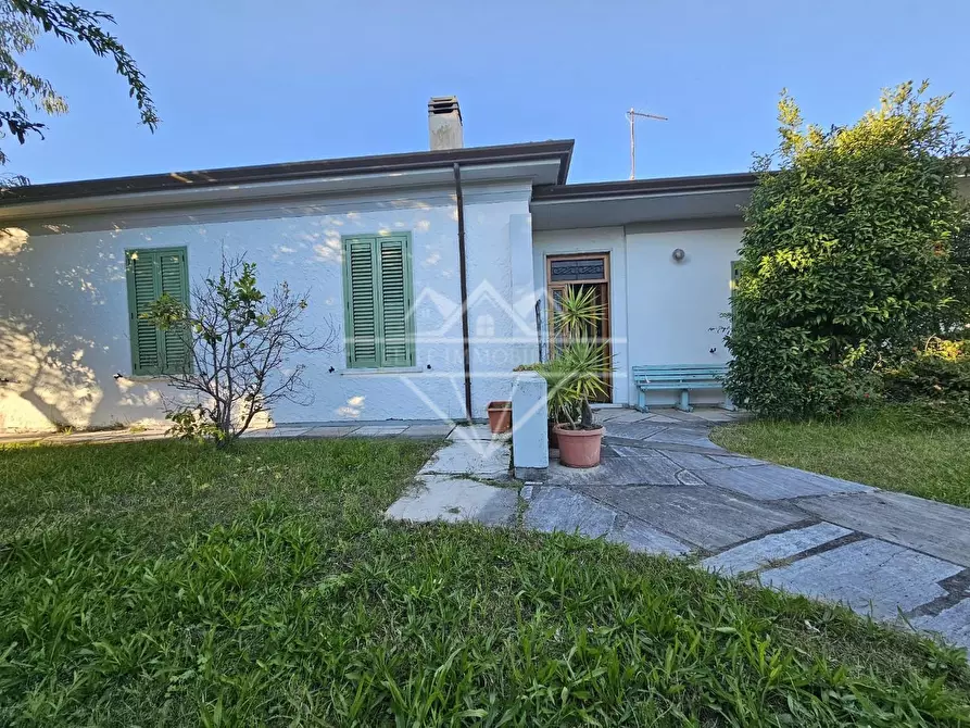 Immagine 2 di Casa indipendente in vendita  a Carrara