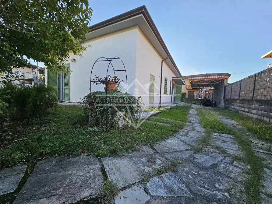 Immagine 15 di Casa indipendente in vendita  a Carrara