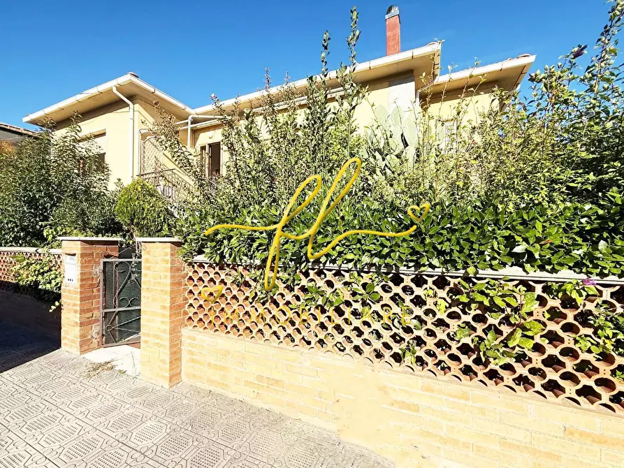 Immagine 1 di Villa in vendita  a Cecina