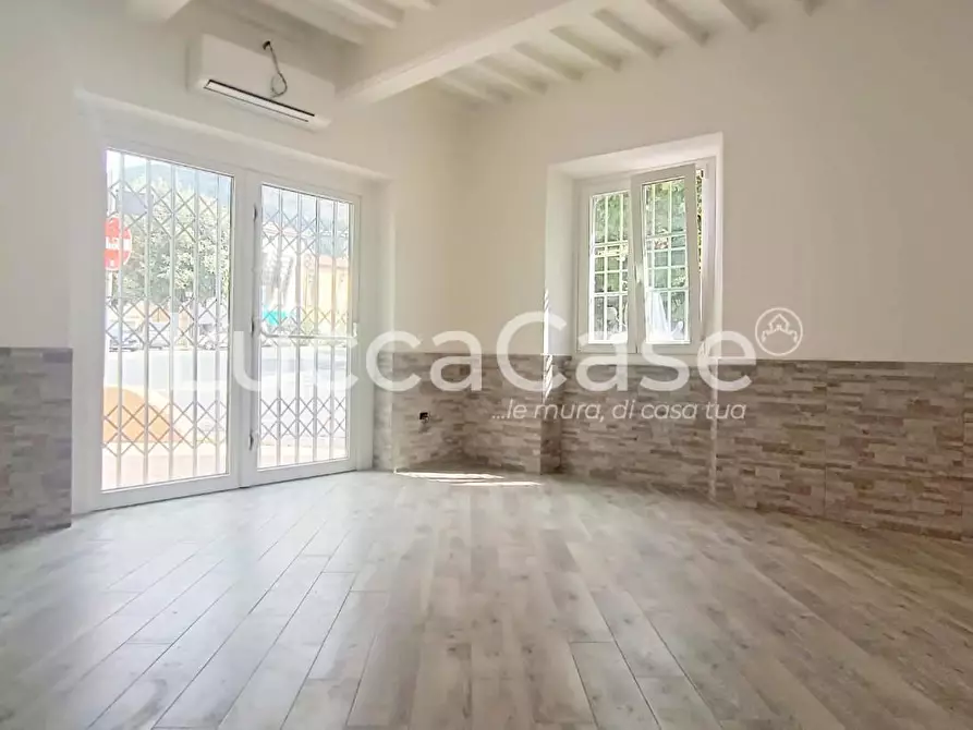 Immagine 11 di Locale commerciale in vendita  a Massarosa