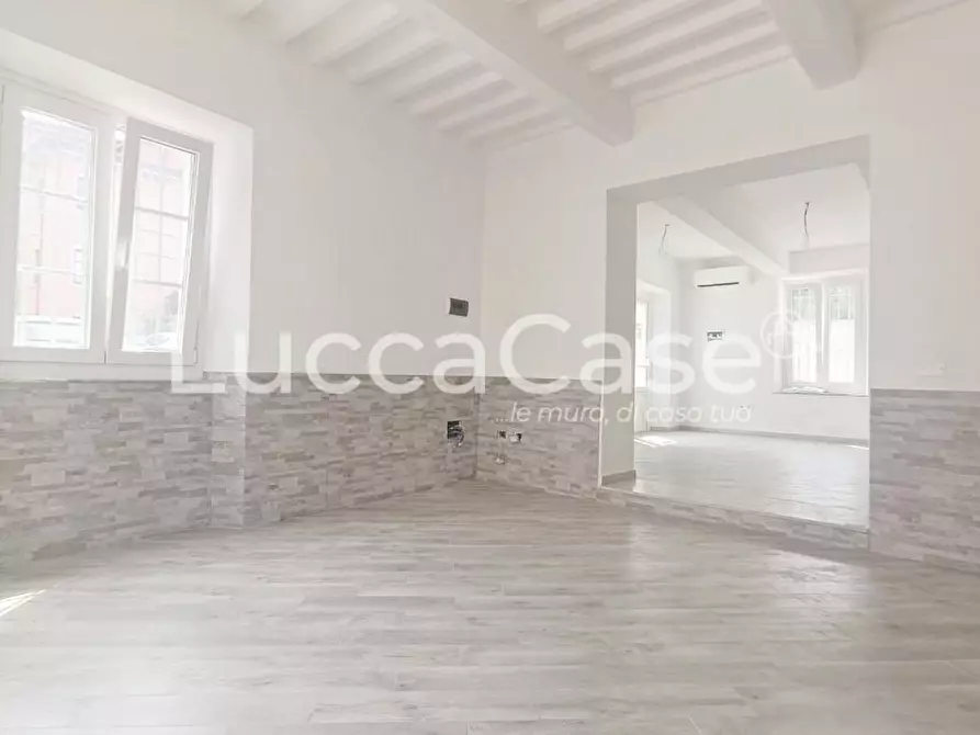 Immagine 3 di Locale commerciale in vendita  a Massarosa