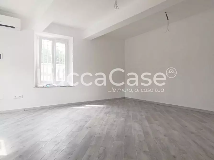 Immagine 8 di Locale commerciale in vendita  a Massarosa