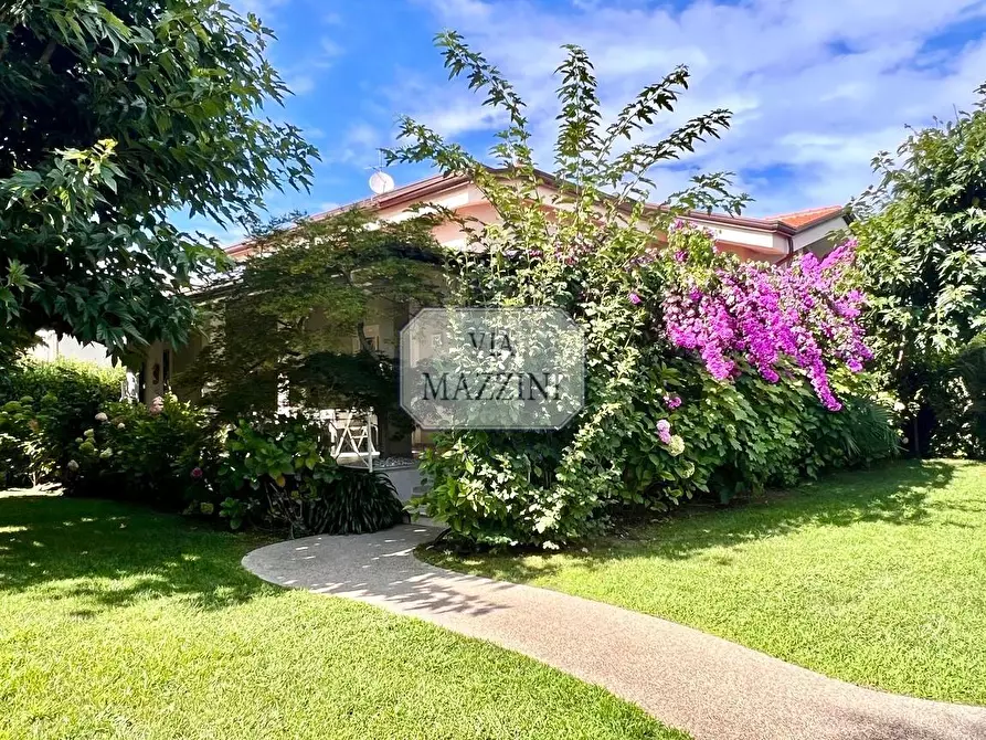 Immagine 1 di Casa bifamiliare in vendita  a Forte Dei Marmi