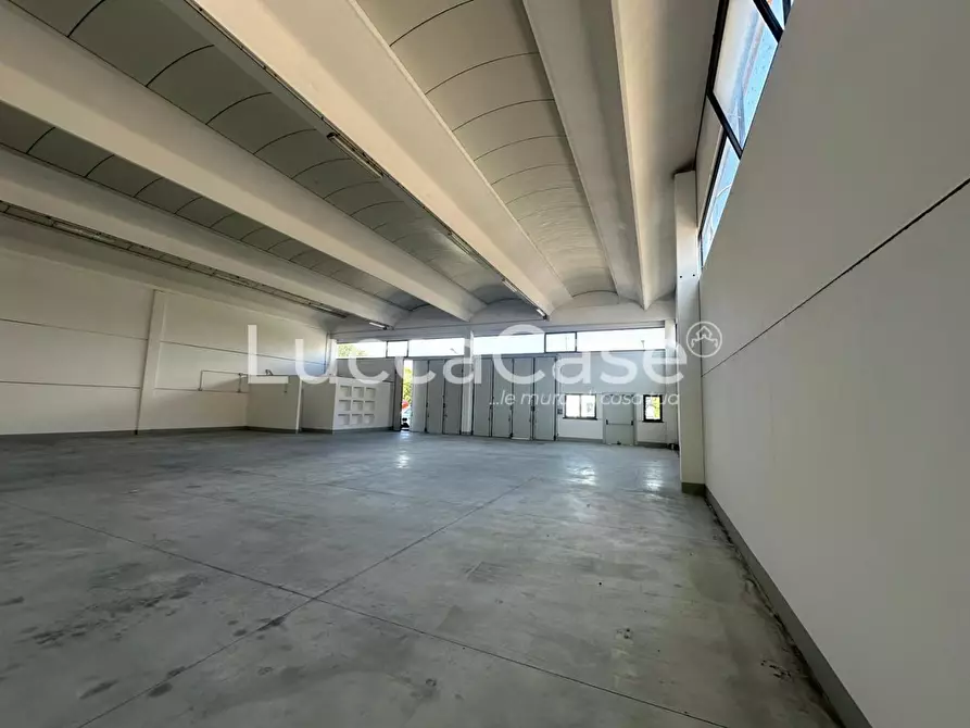 Immagine 3 di Attività artigianale in affitto  a Lucca