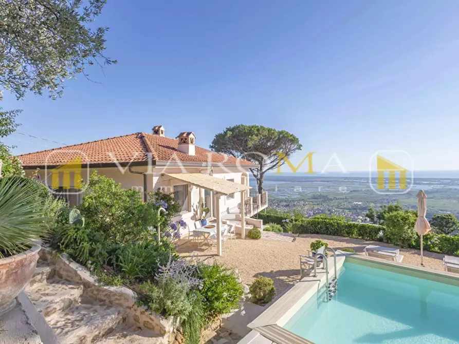 Immagine 9 di Villa in vendita  a Camaiore