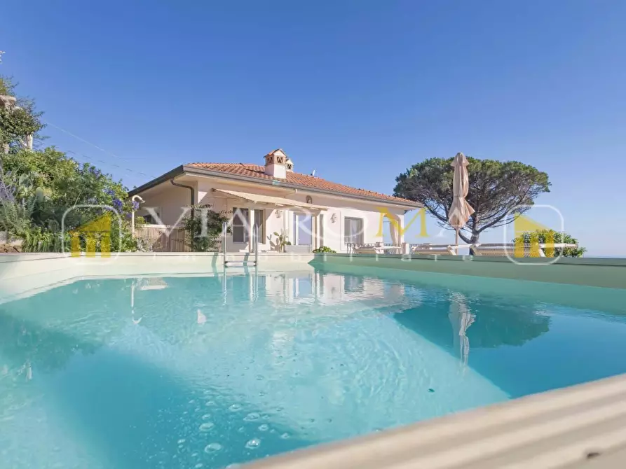 Immagine 2 di Villa in vendita  a Camaiore