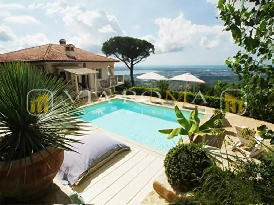 Immagine 37 di Villa in vendita  a Camaiore