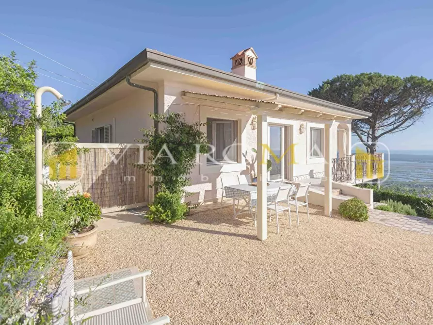 Immagine 4 di Villa in vendita  a Camaiore