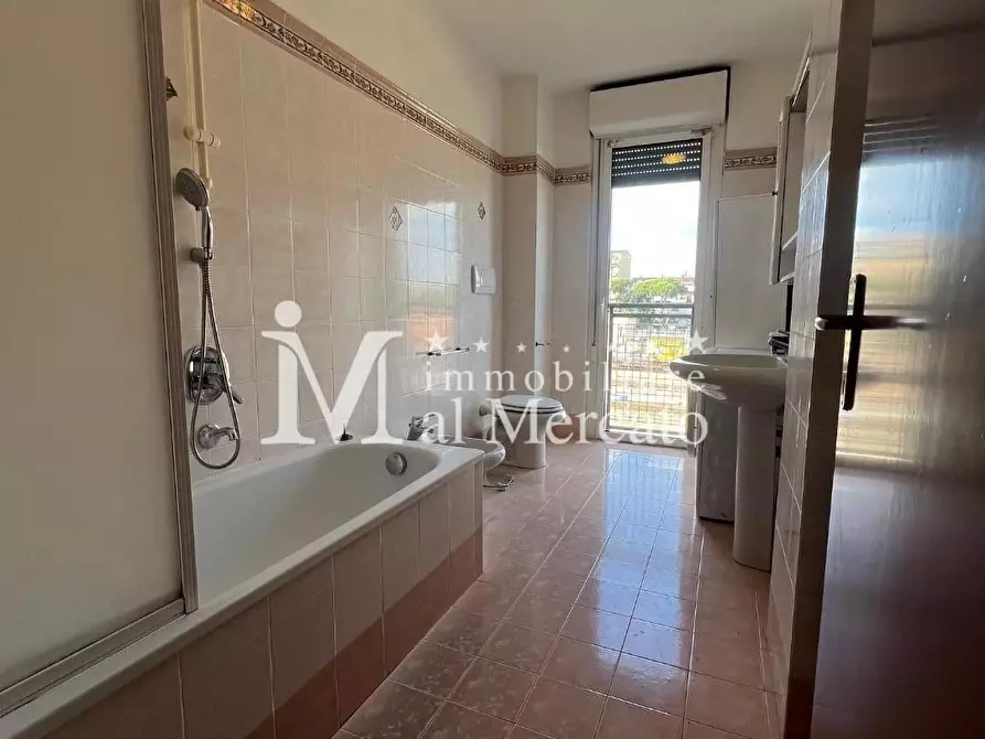 Immagine 10 di Appartamento in vendita  a Viareggio