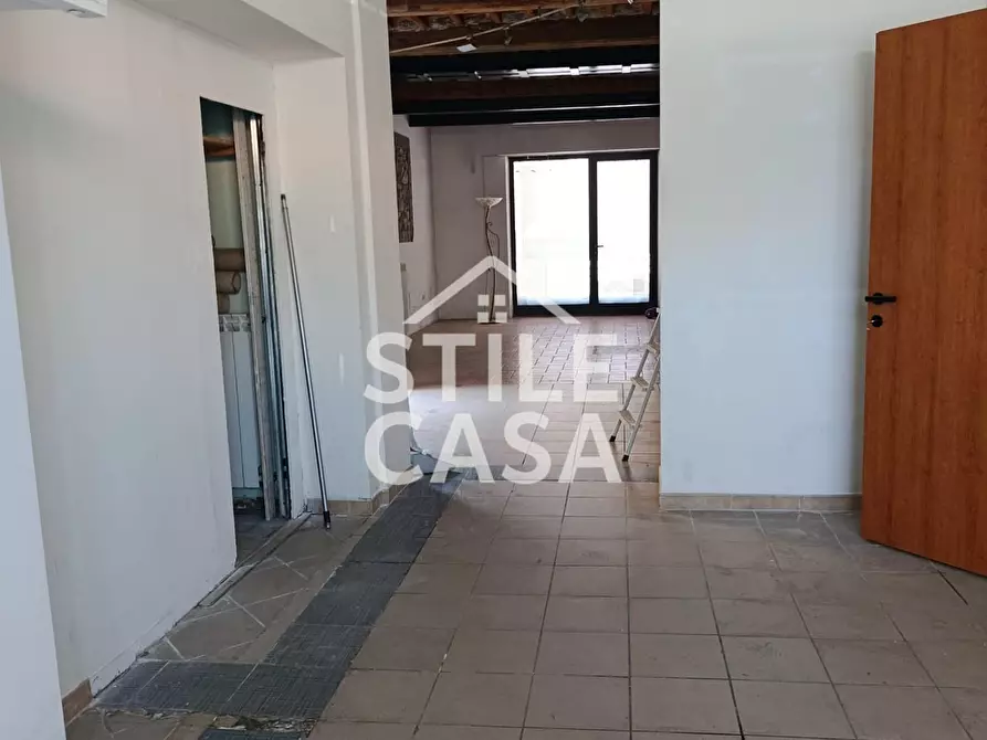 Immagine 11 di Locale commerciale in affitto  a Altopascio