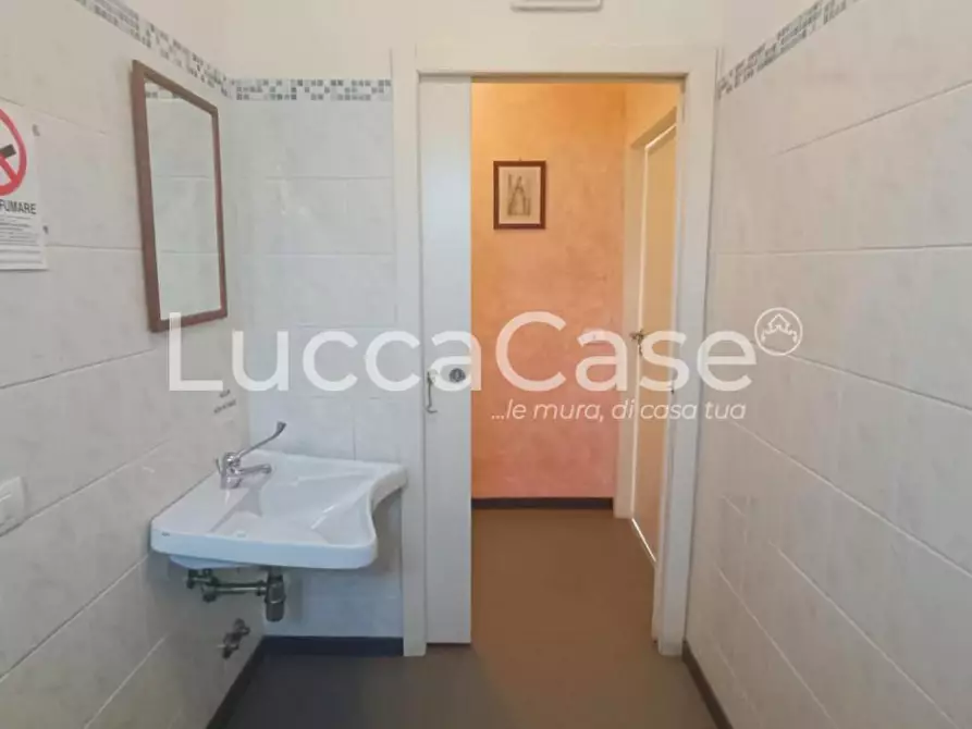 Immagine 8 di Locale commerciale in affitto  a Capannori