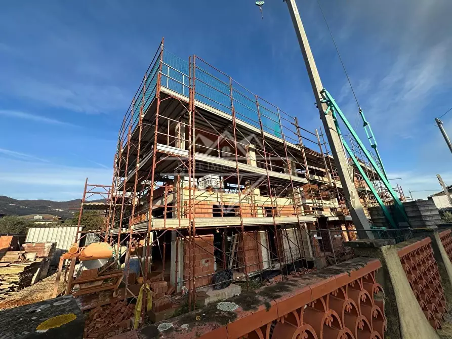 Immagine 1 di Casa trifamiliare in vendita  a Castelnuovo Magra