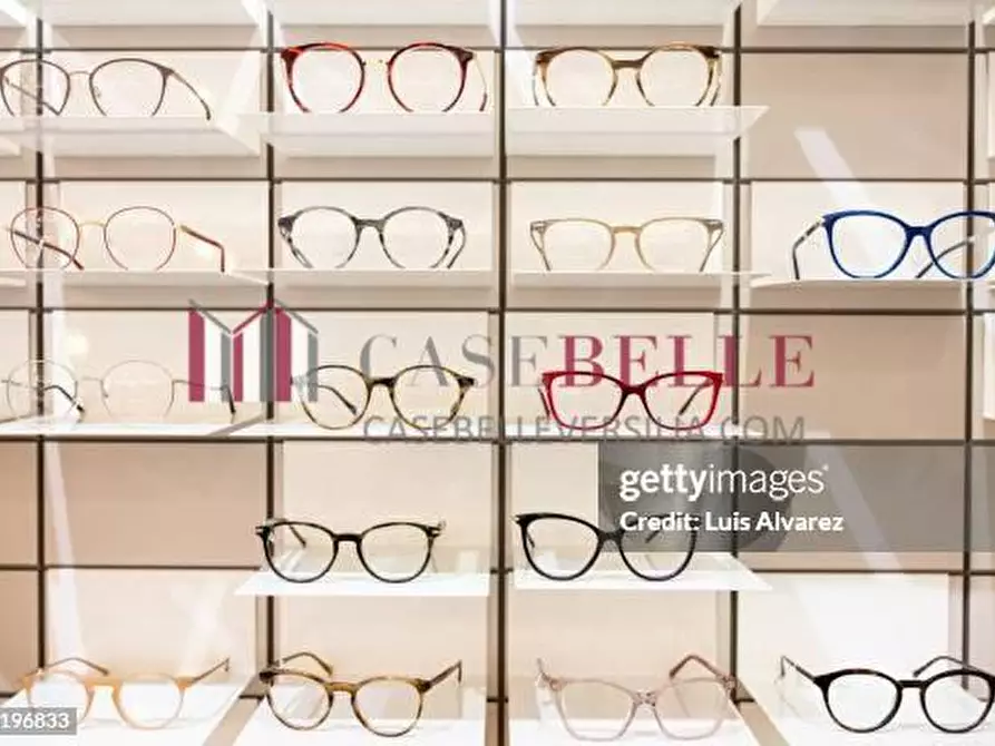 Immagine 2 di Attività commerciale in vendita  a Livorno