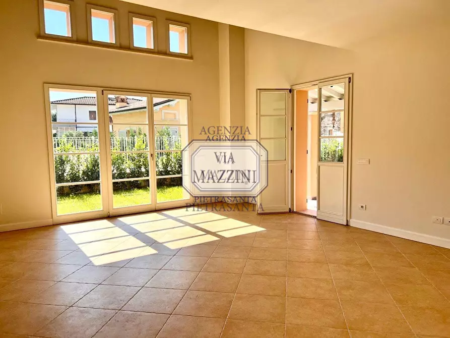 Immagine 2 di Villa in vendita  a Pietrasanta