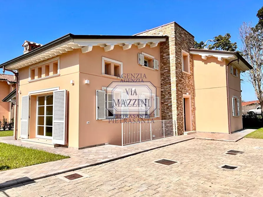 Immagine 1 di Villa in vendita  a Pietrasanta