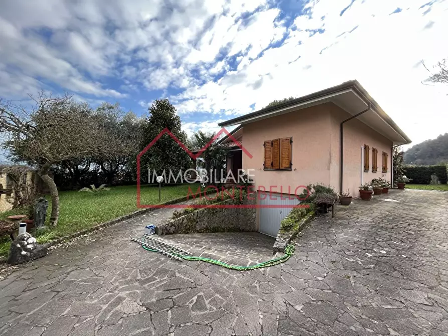 Immagine 10 di Villa in vendita  a Camaiore