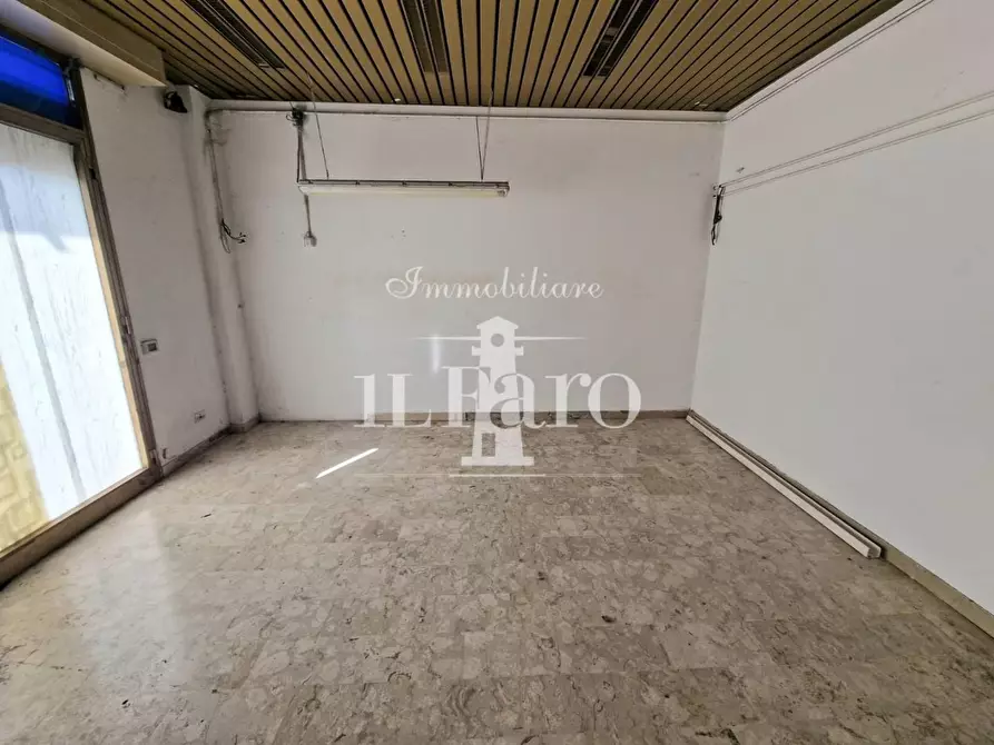 Immagine 2 di Negozio in vendita  a Signa