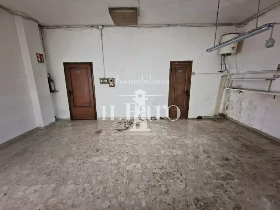 Immagine 3 di Negozio in vendita  a Signa