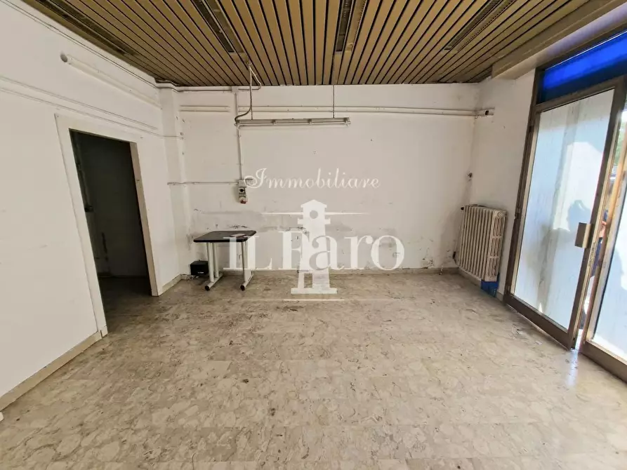 Immagine 5 di Negozio in vendita  a Signa