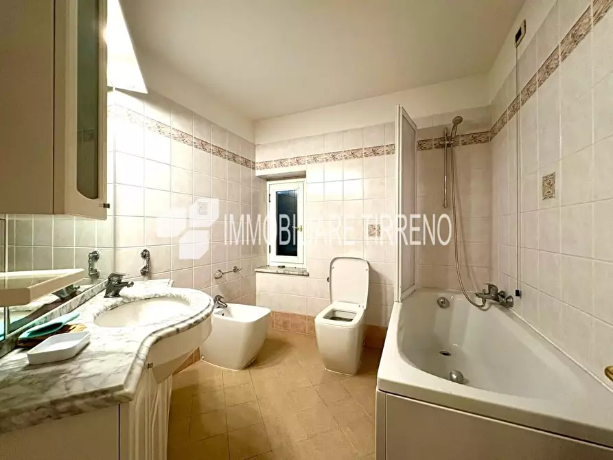 Immagine 11 di Appartamento in vendita  a Massa