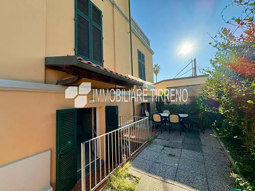 Immagine 3 di Appartamento in vendita  a Massa