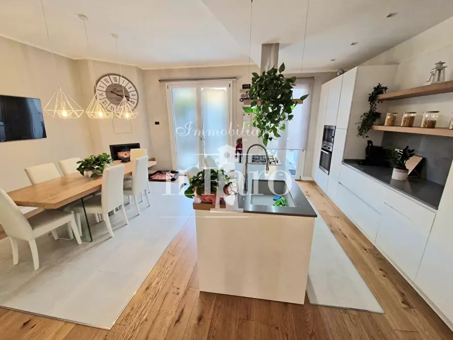 Immagine 1 di Casa indipendente in vendita  a Campi Bisenzio