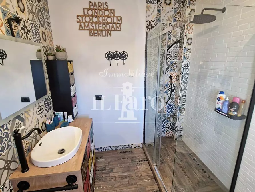 Immagine 25 di Villa in vendita  a Campi Bisenzio