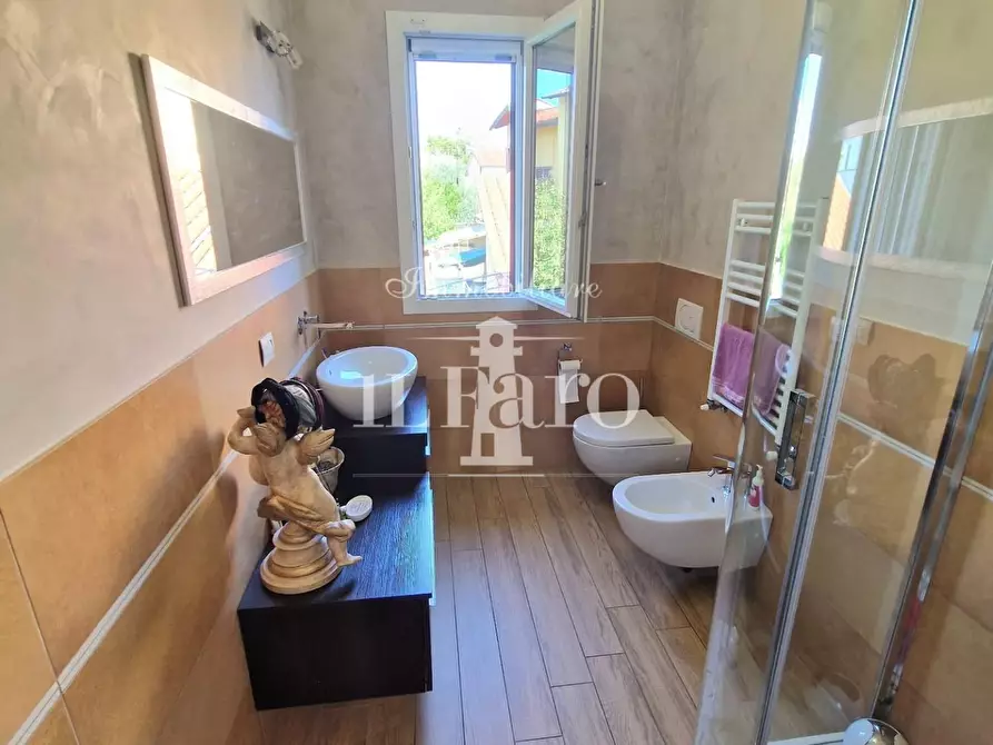 Immagine 23 di Villa in vendita  a Campi Bisenzio