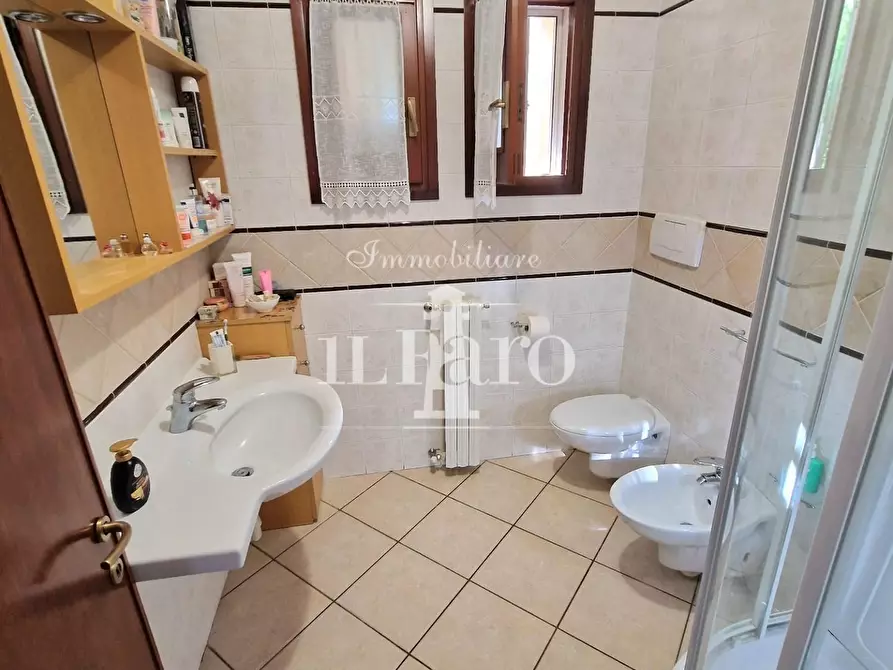 Immagine 43 di Villa in vendita  a Campi Bisenzio