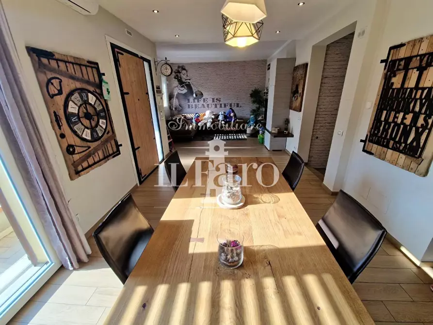 Immagine 2 di Villa in vendita  a Campi Bisenzio