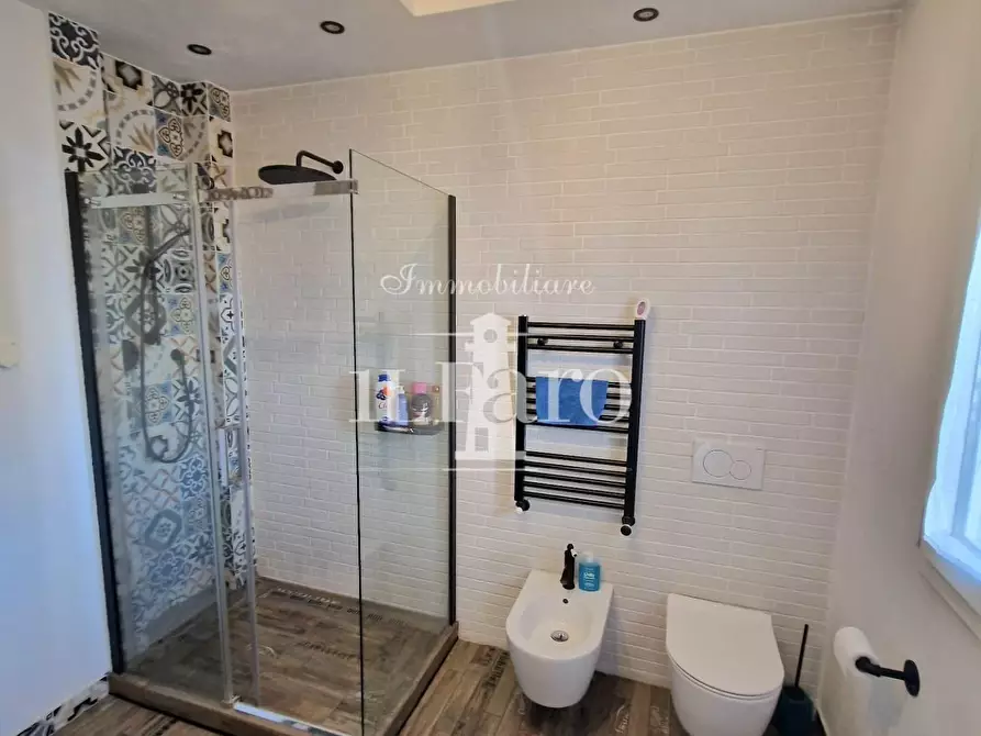 Immagine 26 di Villa in vendita  a Campi Bisenzio