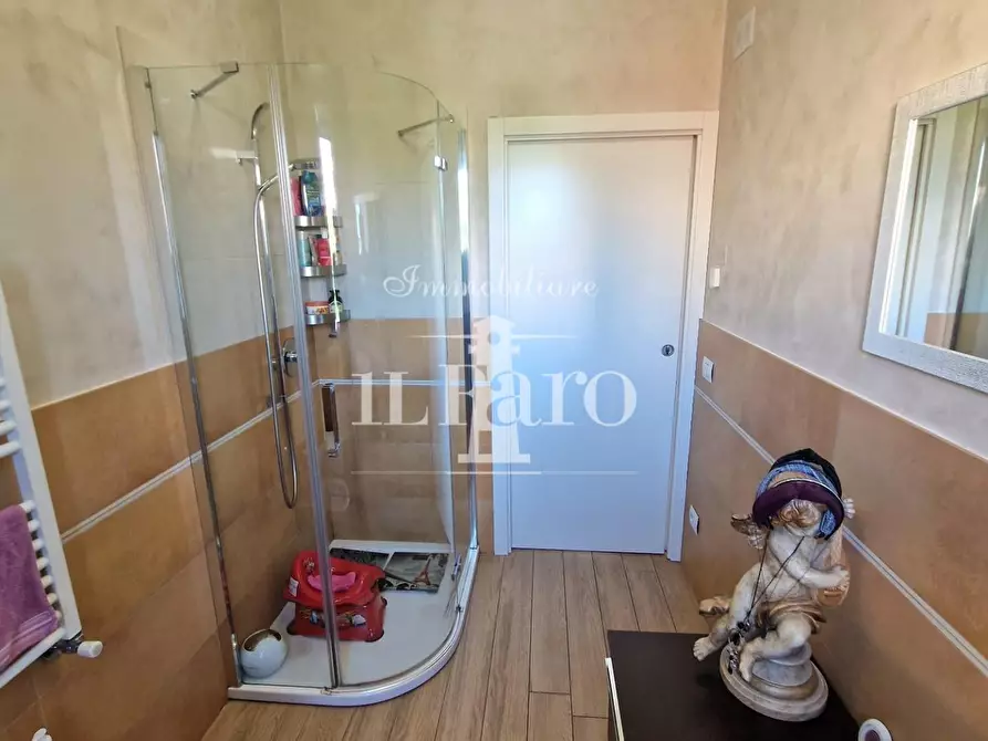 Immagine 24 di Villa in vendita  a Campi Bisenzio