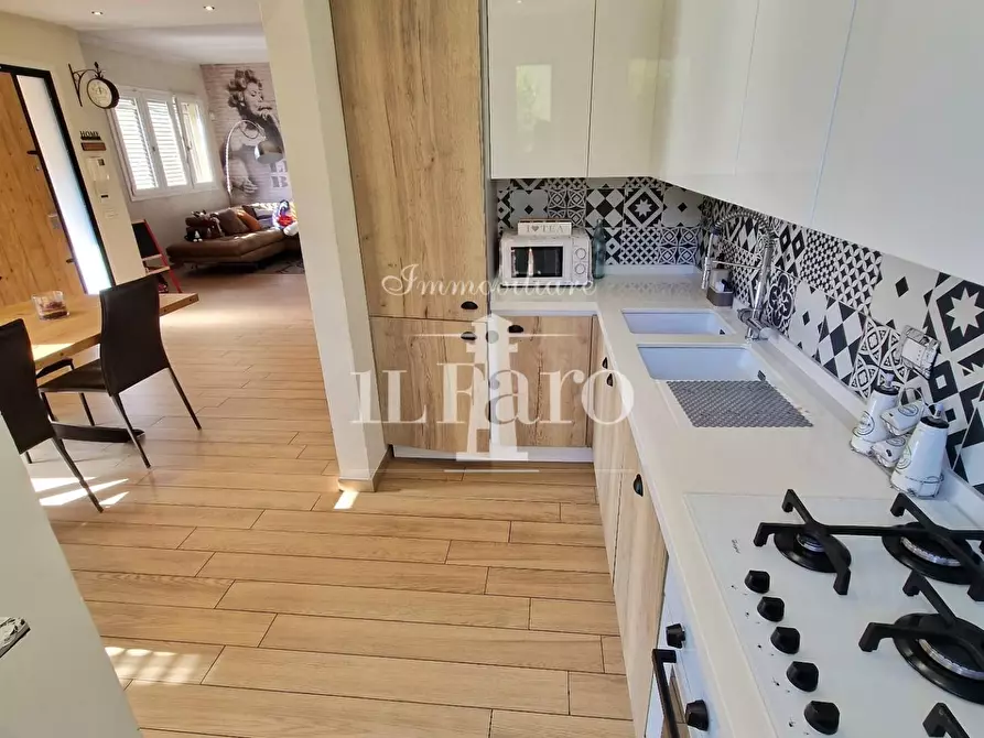 Immagine 8 di Villa in vendita  a Campi Bisenzio