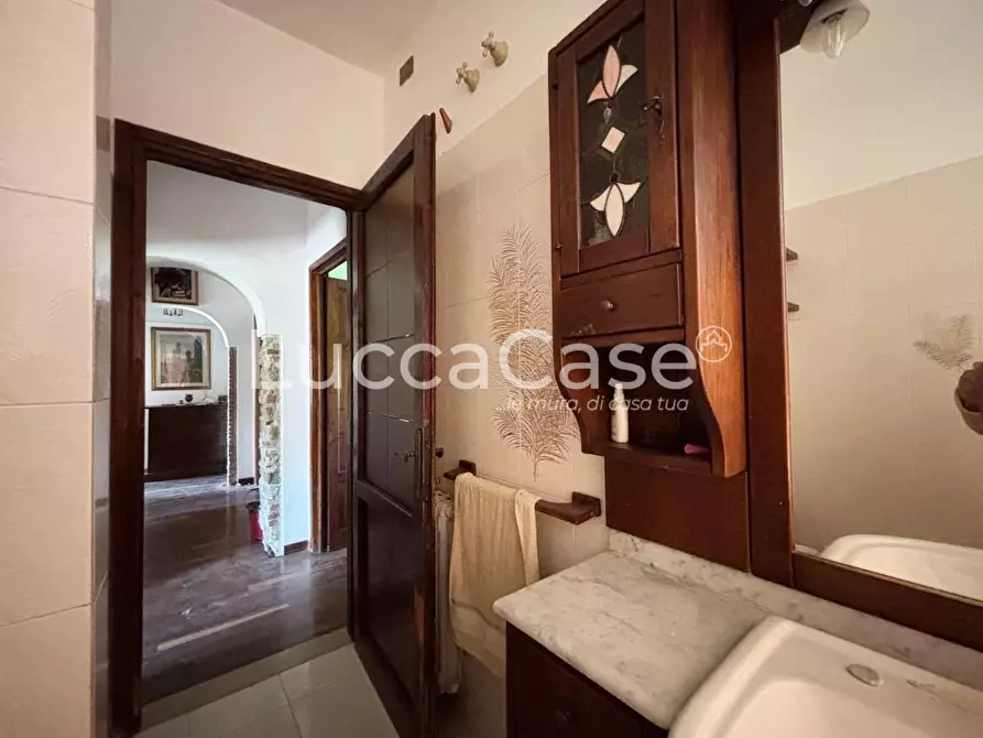 Immagine 10 di Casa indipendente in vendita  a Lucca