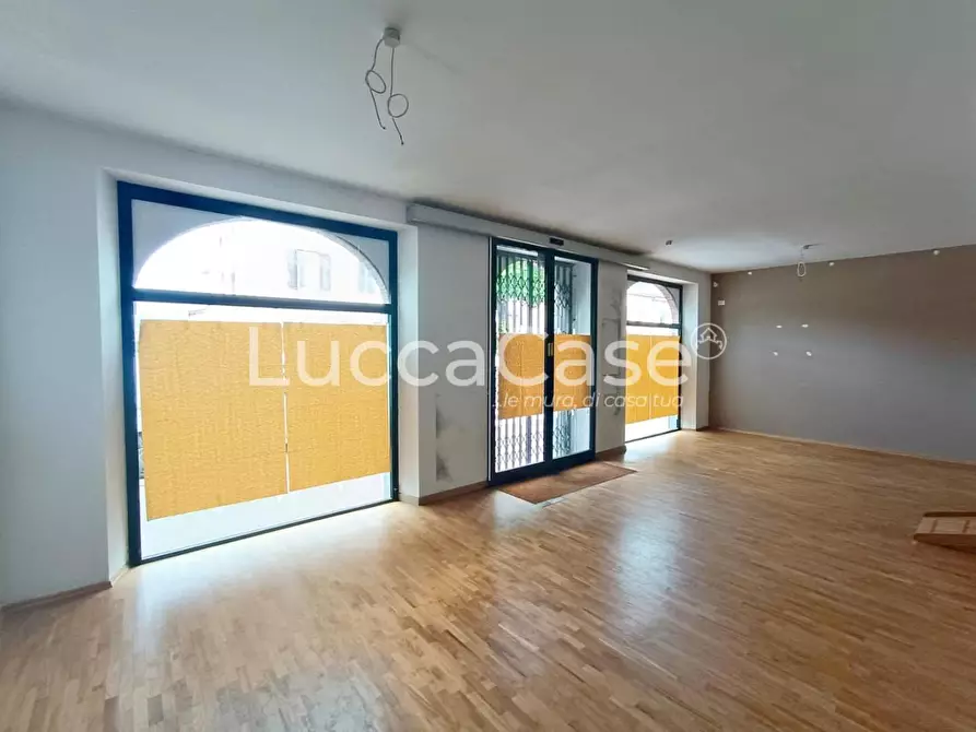 Immagine 8 di Locale commerciale in affitto  a Lucca