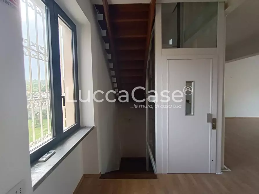 Immagine 11 di Locale commerciale in affitto  a Lucca