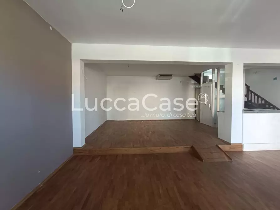 Immagine 4 di Locale commerciale in affitto  a Lucca