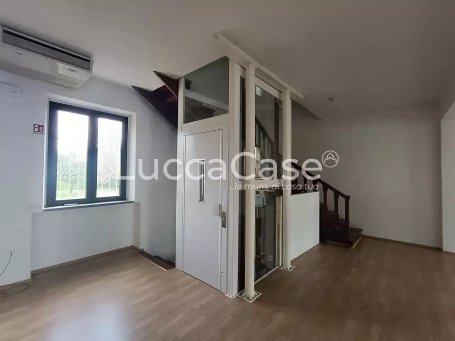 Immagine 13 di Locale commerciale in affitto  a Lucca