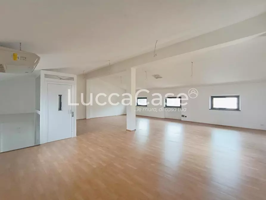 Immagine 19 di Locale commerciale in affitto  a Lucca